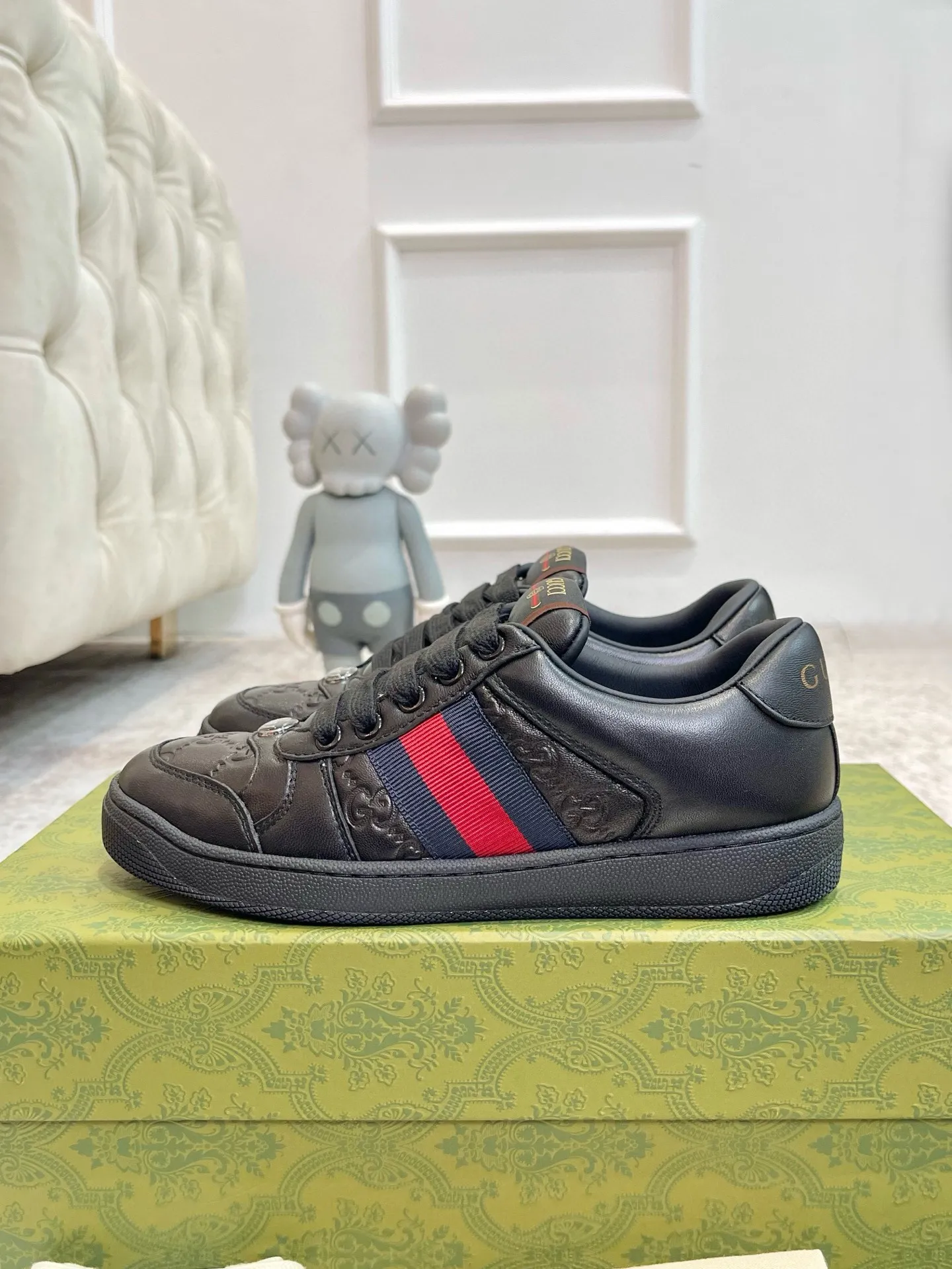 Ex-factory price: 540💰 GUCCI Gucci's newly upgraded back cover lining, top-notch old dirty shoes, classic casual sports shoes for couples, retro sneakers and old G family dirty shoes, updated at the counter simultaneously! ①The shoe upper has the same water-based edge coating process as the original version⚠️The ordinary oil edges on the market have a strong glue feel and are easy to fall off! Grade A first-layer nubuck leather (with pores)/matching computer embroidered double G cloth, high-density terry velvet lining. ② A PVC transparent small round mark sealing line is added to the details of the midsole. The mold is opened six times and the jewelry craftsmanship is used to customize the two-color double G buckle, striving to be the same as the original version. A pair of buttons is more than three times more expensive than ordinary buckles on the market. ③An old two-color washable label, the chip is placed on the outer waist of the right foot, the entire shoe is completely hollowed out with rubber technology, TUP material (rubber to distinguish the market) with the latest green packaging from the counter, 3D printed handbag, and a pair of shoelaces. There is no pressure when entering and exiting the counter. You can buy a 1:1 accurate replica of the original version and modify and upgrade it repeatedly. The details are perfectly restored, the materials are all customized, and they are truly top-notch. Please look at the details clearly to identify the quality. Upper: First-layer frosted cowhide/embroidered double G cloth. Lining: original high-density velvet lining. Foot pads: original pearlescent sheepskin. Outsole: private molded vacuum TPU material. Packaging: original top-grade full set packaging at the counter. Shoe size: women's size 35-40, men's size 39-44 (men's size 38, 45🉑️customized, non-returnable)